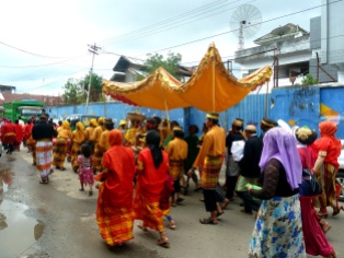 Procession to a holy water pool for a Buginese purification ceremony in Bone