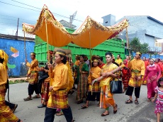 The procession with the bissu
